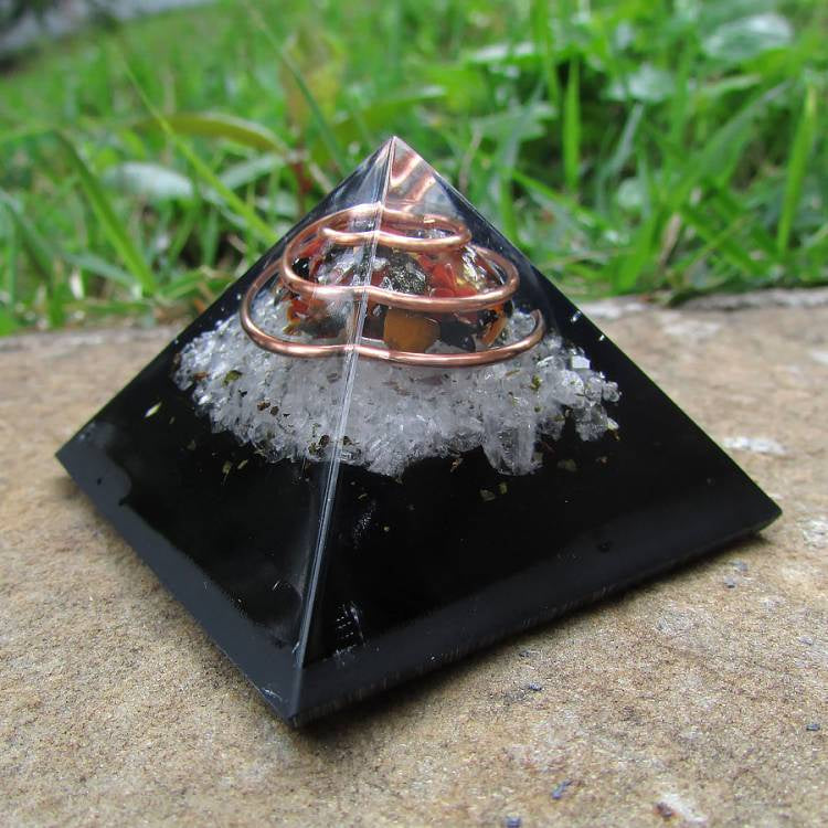 Orgonite Pirâmide Contra Inveja com Ágata, Sal Grosso, Arruda e Pó de Turmalina – 4 cm